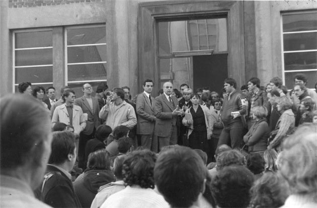 En 1980, le personnel en grve accueille le PDG